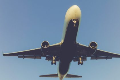 5 πράγματα που ΔΕΝ πρέπει να κάνεις σ’ ένα αεροπορικό ταξίδι - αεροπλάνο