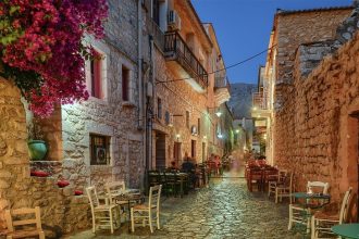 Αρεόπολη: Η άγρια ομορφιά της Μάνης - Ελλάδα