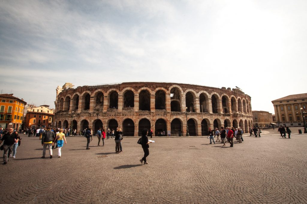 5+1 Ρομαντικές πόλεις της Ιταλίας - Ιταλία people near Colosseum