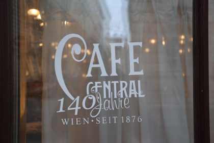 Στο ιστορικό Cafe Central στη Βιέννη. Για καφέ και γλυκό! - Εξωτερικό