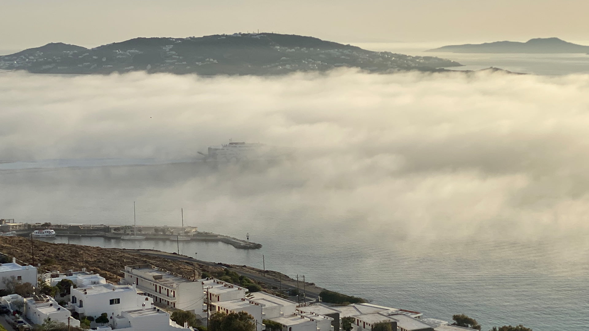 Το εντυπωσιακό τοπίο που αντίκρισαν οι κάτοικοι της Μυκόνου - Ουγγαρία, Ταξιδιωτικά Διλήμματα (VS), Τσεχία