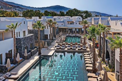 Radisson Blu Zaffron Resort Santorini: Ανοίγει τον Απρίλιο το νέο κόσμημα του Ομίλου Φάις - Ταξιδιωτικά Διλήμματα (VS)