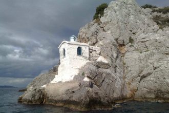Κρασοπαναγιά: Το γαλάζιο εκκλησάκι στην Πελοπόννησο που είναι φτιαγμένο από κρασί και χώμα - Ελλάδα
