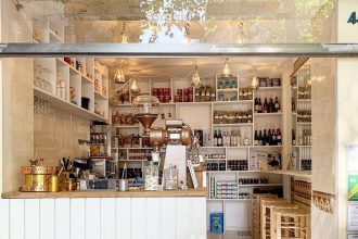 Το παραδοσιακό καφενείο στο κέντρο του Παρισιού που θα σου ψήσει αυθεντικό ελληνικό καφέ - Γαλλία