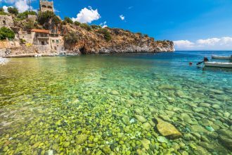 Αλύπα: Η παραμυθένια παραλία της Μάνης που πρωταγωνίστησε στον διεθνή κινηματογράφο - Ελλάδα