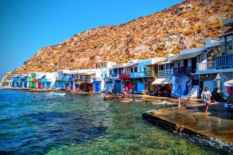 Πολλώνια: Tο γραφικό ψαροχώρι της Μήλου με τα λευκά σπίτια και τις παραθαλάσσιες ταβέρνες - Μήλος
