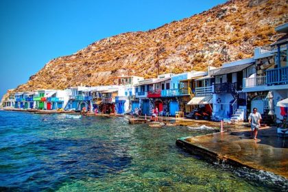 Πολλώνια: Tο γραφικό ψαροχώρι της Μήλου με τα λευκά σπίτια και τις παραθαλάσσιες ταβέρνες - Μήλος