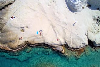 Σαρακήνικο Μήλου: η εξωπραγματική παραλία της Ελλάδας - Νησιά Αιγαίου