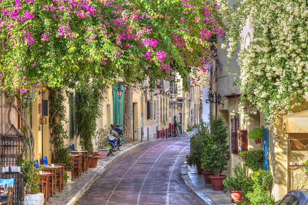 Πλάκα: Σεργιάνι σε μία από τις πιο όμορφες, γραφικές και ιστορικές γειτονιές της Αθήνας - Αθήνα