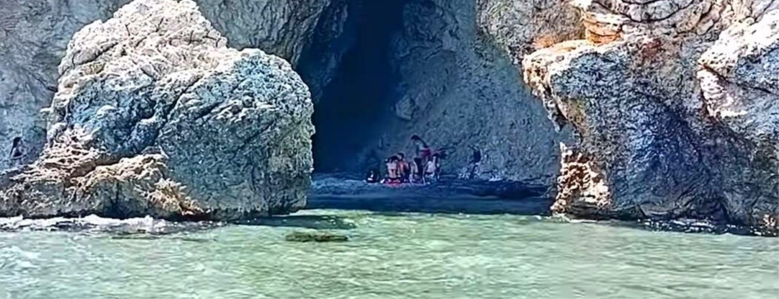 Η μόνη παραλία στην Ελλάδα που δεν την αγγίζει ποτέ ο ήλιος - Μόλις δύο ώρες από την Αθήνα - Ελλάδα, Αθήνα