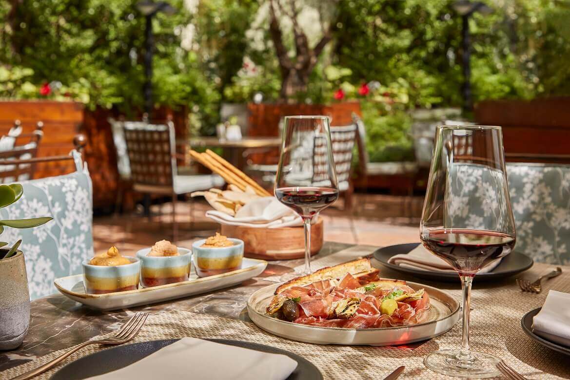 Grande Bretagne Hotel: Ο «μυστικός κήπος» στο Atrium του Alexander’s Lounge - Ταξιδιωτικά Νέα