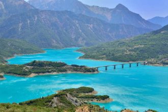 Βόλτα με φουσκωτό σε έναν υδάτινο παράδεισο: Η λίμνη Κρεμαστών όπως δεν την έχετε ξαναδεί [video] - Ταξιδιωτικές Εμπειρίες