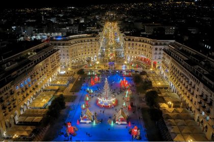 Θεσσαλονίκη: O Πέτρος Ιακωβίδης στη φωταγώγηση του Χριστουγεννιάτικου δέντρου στην πλατεία Αριστοτέλους - Ταξιδιωτικά Νέα