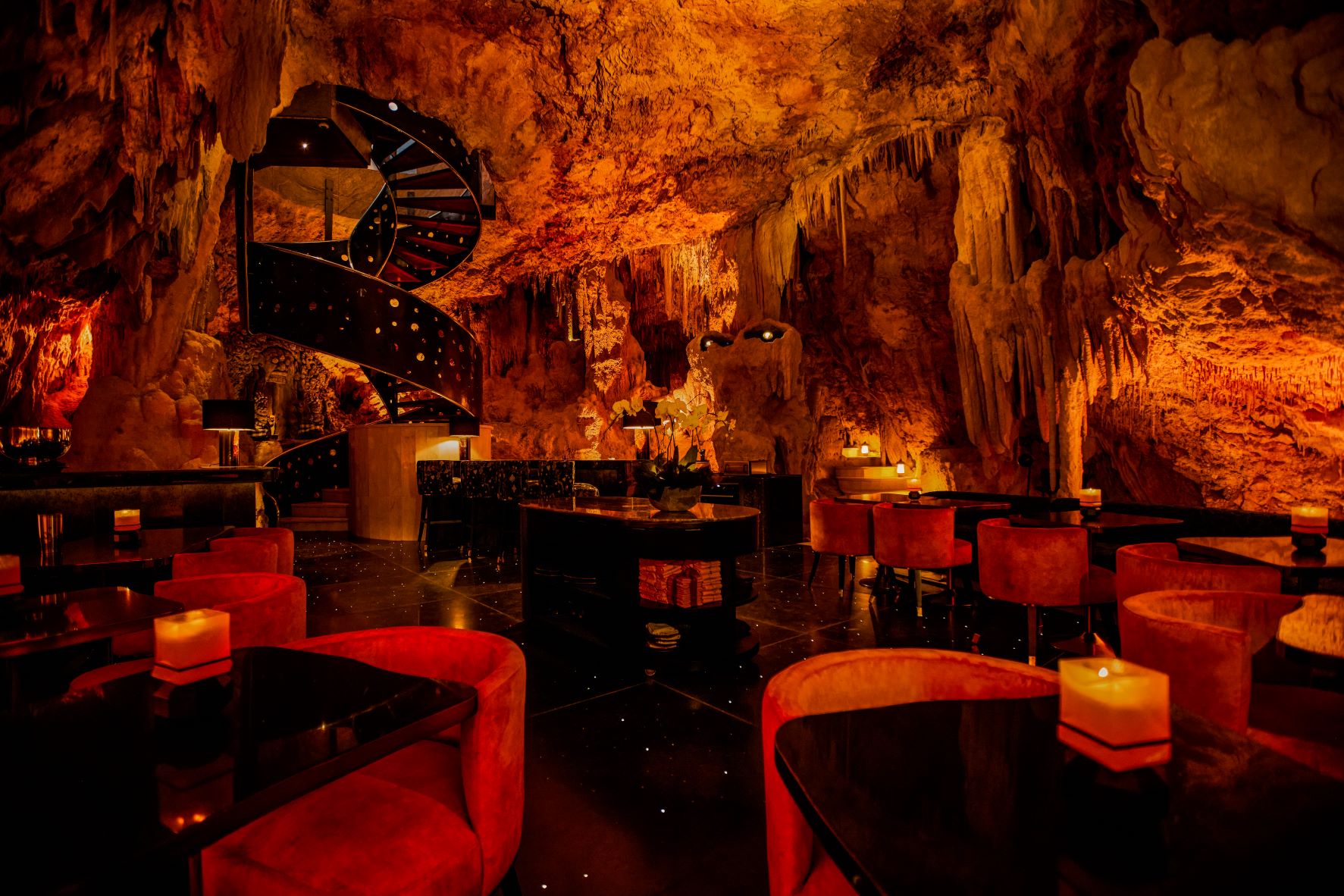 The Cave: Ένα μοναδικό εστιατόριο σπηλιά στην καρδιά του Μπαλί - Ταξιδιωτικά Νέα