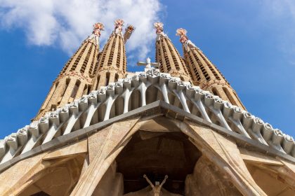 a very tall building with statues on top of it