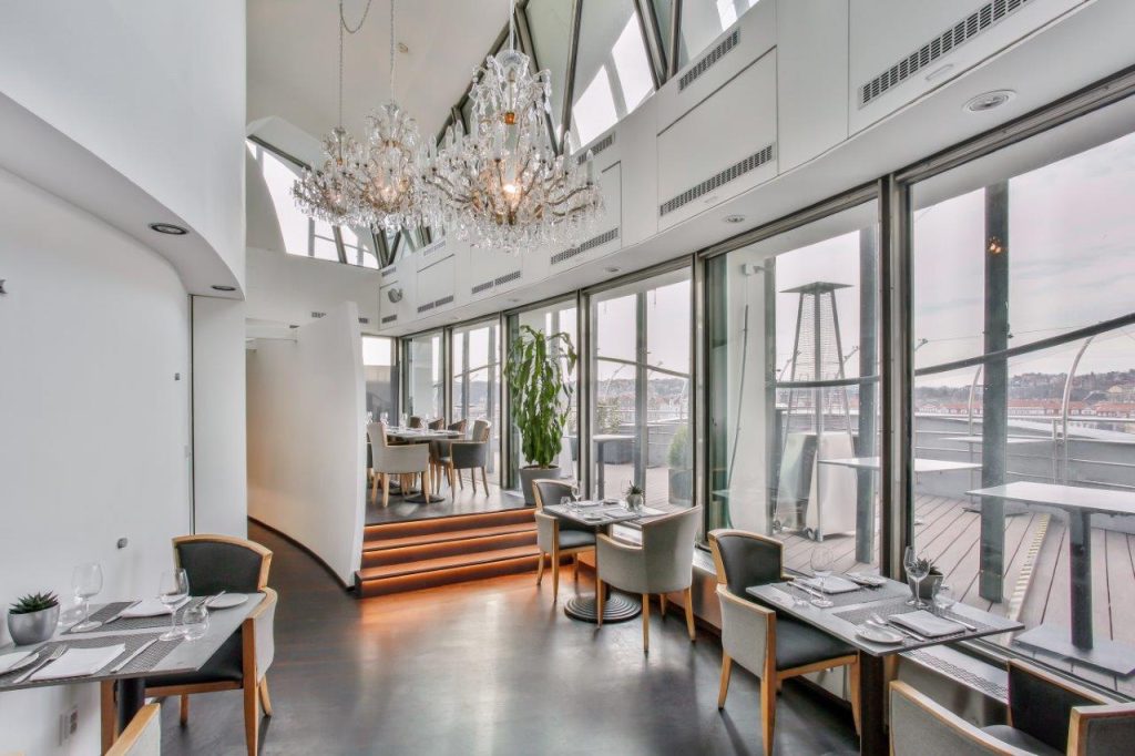 Dancing House: Εσείς θα μένατε σε αυτό το εμβληματικό κτήριο που «χορεύει»; - Τσεχία