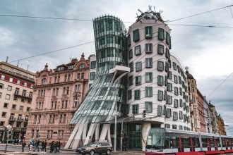 Dancing House: Εσείς θα μένατε σε αυτό το εμβληματικό κτήριο που «χορεύει»; - Τσεχία