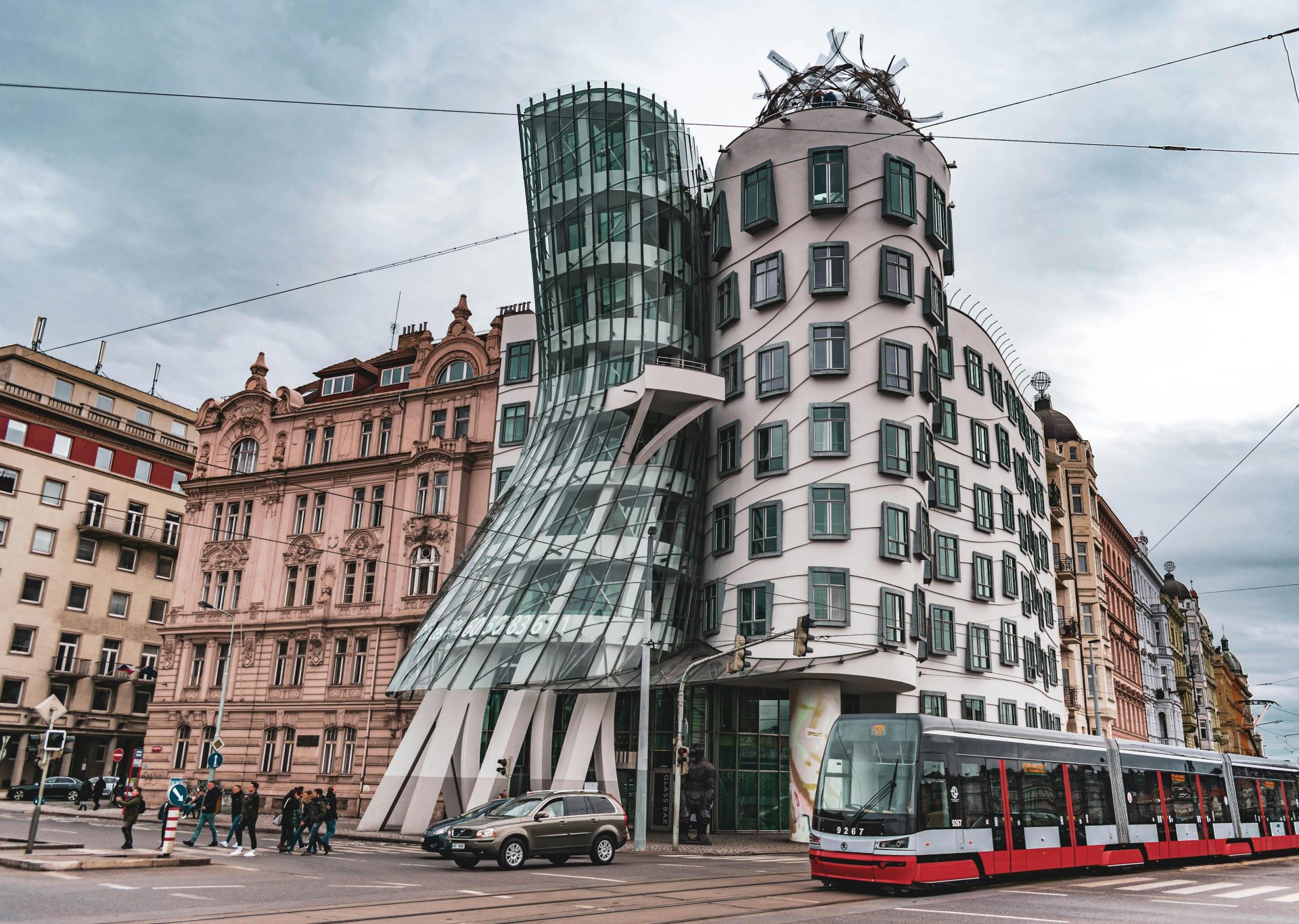 Dancing House: Εσείς θα μένατε σε αυτό το εμβληματικό κτήριο που «χορεύει»; - Travellers, Μπαλί