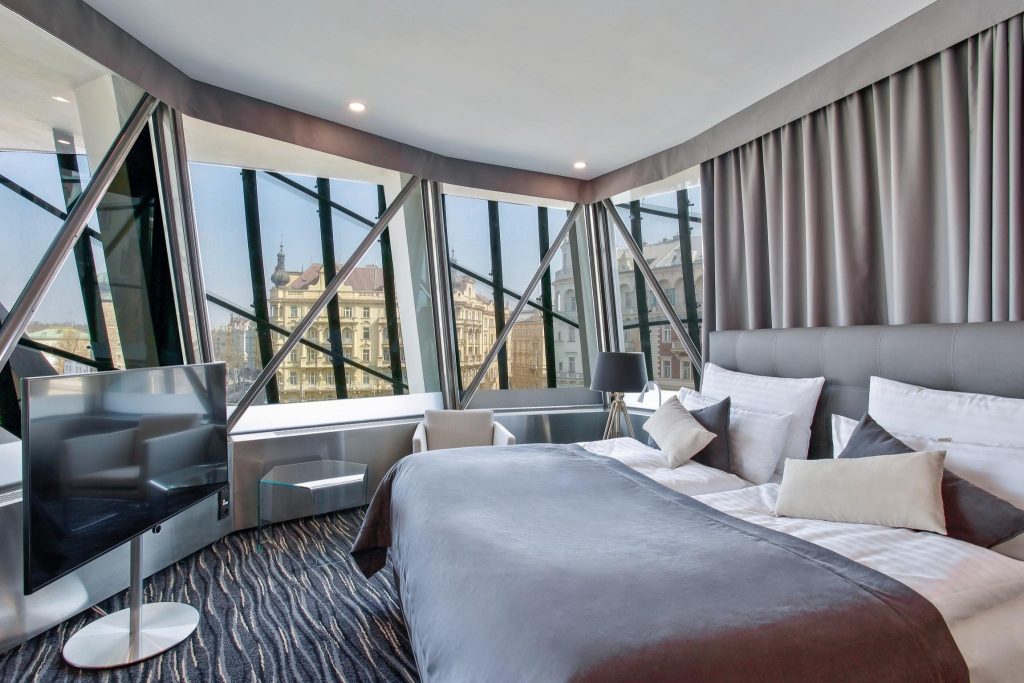 Dancing House: Εσείς θα μένατε σε αυτό το εμβληματικό κτήριο που «χορεύει»; - Τσεχία