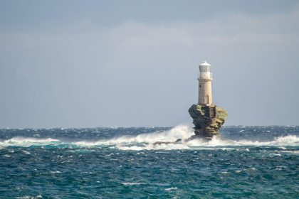 Διάκριση για την Άνδρο: Στα 24 μέρη με τους πιο εντυπωσιακούς φάρους του κόσμου! - Ελλάδα