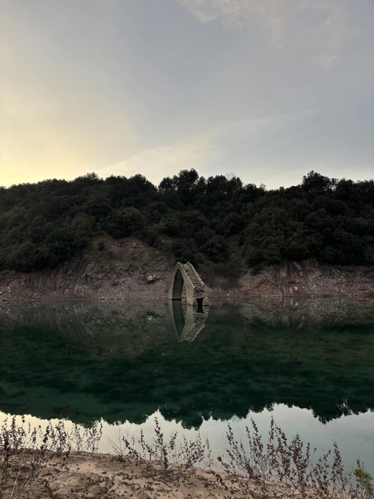 Το Γεφύρι του Μανώλη: Το μυθικό γεφύρι που εμφανίζεται και εξαφανίζεται στην Ευρυτανία - Ηπειρωτική Ελλάδα