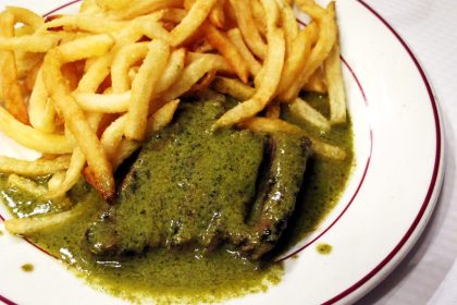 Le Relais de Venise: Το παριζιάνικο μπιστρό αποδεικνύει ότι η τελειότητα χρειάζεται μονο ένα πιάτο - Γεύσεις του Κόσμου