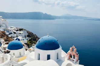 Ταξιδεύουμε Μαζί - Το ταξίδι από όλες τις πλευρές του - Σκόπελος white and blue painted building