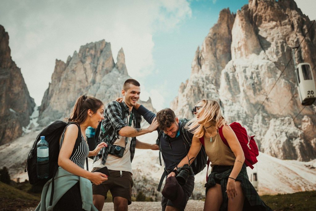 Οι πιο ωραίες διακοπές ξεκινούν συνήθως όταν χαλάει το πρόγραμμα - Χωρίς Κατηγορία low-angle photography of two men playing beside two women